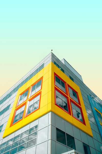 白色混凝土建筑白天
